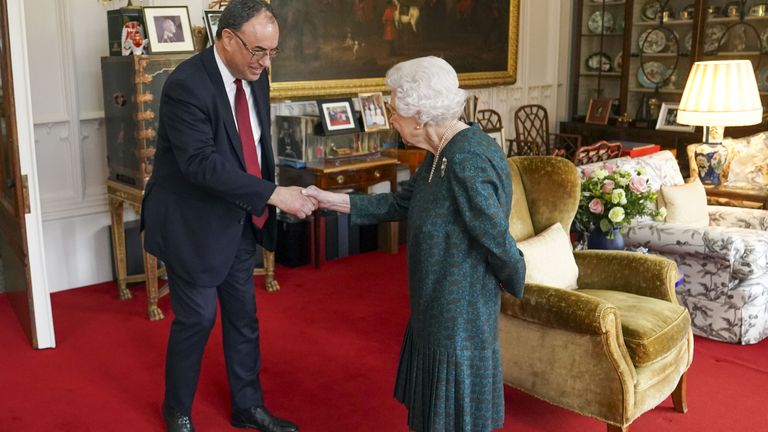 La reina Isabel II recibe al gobernador del Banco de Inglaterra, Andrew Bailey, durante una audiencia en el Oak Room del Castillo de Windsor, Berkshire.  Fecha de la fotografía: miércoles 24 de noviembre de 2021.