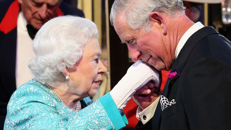 ウィンザー、イギリス-5月15日：チャールズ皇太子、プリンスオブウェールズは、2016年5月15日にイギリスのウィンザーで開催されたウィンザーでの90歳の誕生日のお祝いの最後の夜に到着したエリザベス2世に挨拶しました。  （クリスジャクソンによる写真-WPAプール/ゲッティイメージズ）