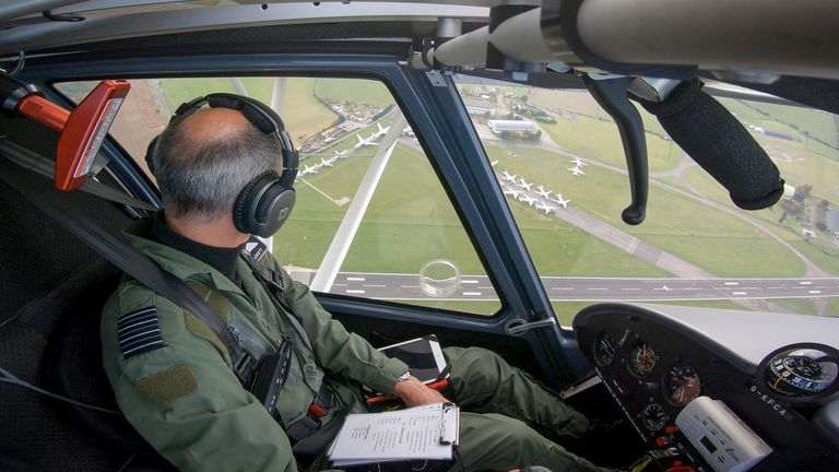 Le capitaine du groupe RAF Peter 'Willy'  Hackett a piloté l'ULM Ikarus C42 lors d'un court vol d'essai