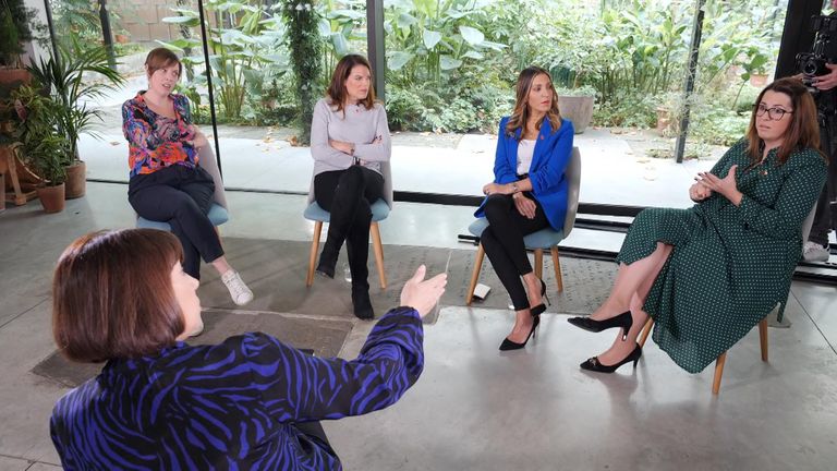 La rédactrice politique de Sky, Beth Rigby, anime une discussion sur la violence à l'égard des femmes, avec les députés Jess Philips, Caroline Nokes, Rosena Allin-Khan et Fay Jones.