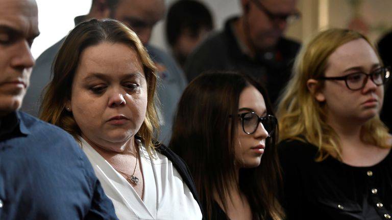 La mère de Kyle Rittenhouse, Wendy Rittenhouse, et ses sœurs McKenzie et Faith attendent le verdict lors du procès de Kyle Rittenhouse au palais de justice du comté de Kenosha à Kenosha, Wisconsin, États-Unis, le 19 novembre 2021