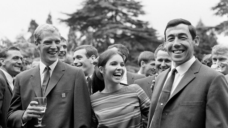 L'Angleterre Ron Flowers (à gauche) et Gordon Banks (à droite) partagent une blague avec l'actrice Vivien Ventura en 1966