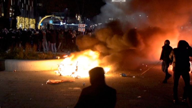 Cuma gecesi Rotterdam şehir merkezinde isyanlar çıktı.  Resim: AP