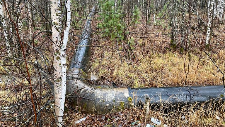 You don&#39;t have to drive far through Surgut to find a pipeline like this one