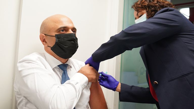 Le secrétaire à la Santé Sajid Javid reçoit son coup de rappel Covid-19 de Nikki Kanani, directeur médical des soins primaires du NHS England, dans une pharmacie du centre de Londres.  Photo date : mercredi 17 novembre 2021.