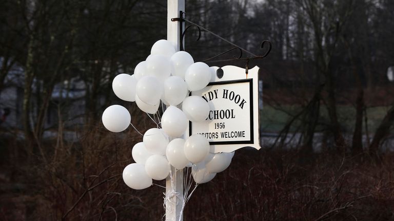 People look at a makeshift memorial in Sandy Hook, after the December 14 shooting tragedy when a gunman shot dead 20 students and six adults at Sandy Hook Elementary, in Newtown, Connecticut, December 28, 2012. REUTERS/Carlo Allegri (UNITED STATES - Tags: CRIME LAW EDUCATION)
