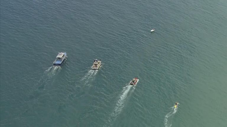 Des bateaux de sauvetage ont été vus s'approchant d'un canot dans l'eau.  Photo : AP