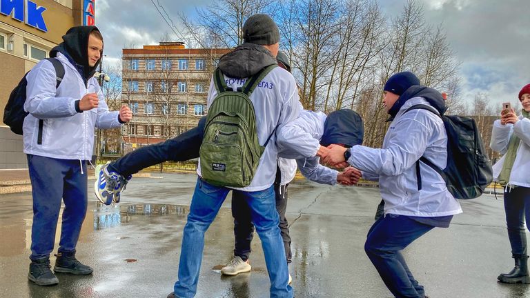 Молодые новобранцы, изображающие бензоколонку в упражнении по тимбилдингу