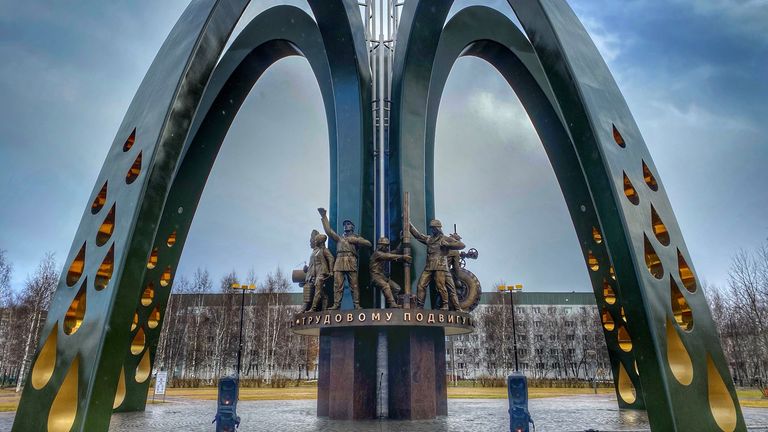 In the city centre, a monument is built in the shape of a fountain of oil