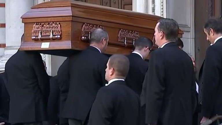 Coffin arrive pour Sir David Amess '  messe de requiem à la cathédrale de Westminster