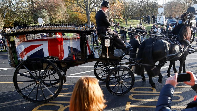 Un corbillard tiré par des chevaux a transporté le cercueil de Sir David lors d'une procession autour de Southend afin que les gens qui bordent les rues puissent rendre hommage à leur député de circonscription