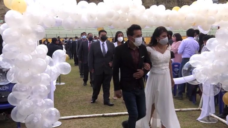 30 couples marry in mass ceremony in Bolivia. 