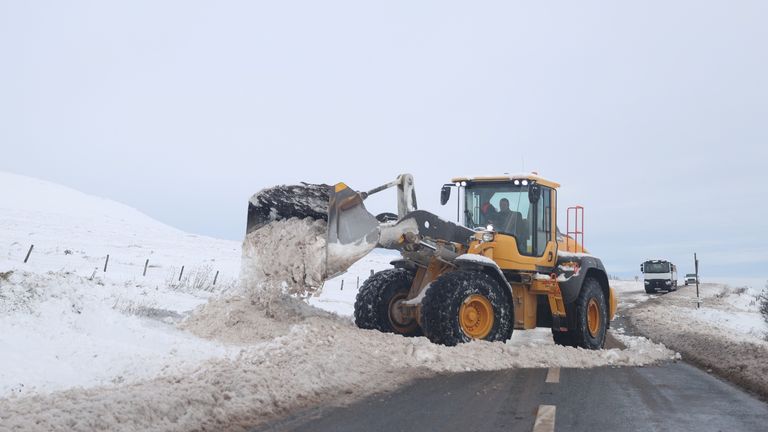 Un chasse-neige efface la route A53 entre Leek et Buxton dans le Derbyshire après la tempête Arwen