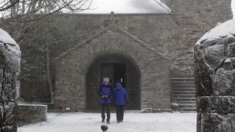 Un couple quitte la chapelle du Saint-Sépulcre d'O Cebreiro, le 27 novembre 2021, à O Cebreiro, Pedrafita do Cebreiro, Lugo, Galice (Espagne).  Cette neige est le résultat de la rafale d'Arwen.  Quatorze communautés autonomes sont à risque (avertissement jaune) ou à risque important (avertissement orange) de neige, de pluie, de vent ou de fortes vagues, comme l'a prévenu l'Agence météorologique de l'État (AEMET), qui s'attend à ce que cette tempête accentue la tempête affectant la moitié nord. de la péninsule.  27 NOVEMBRE 2021;VITORI