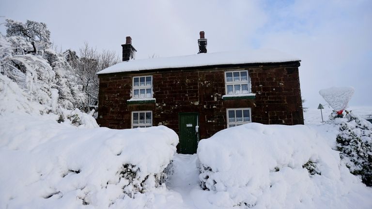 Une vue générale d'une maison couverte de neige tombée pendant la nuit de la tempête Arwen à Leek, Staffordshire, Grande-Bretagne, le 27 novembre 2021. REUTERS/Carl Recine