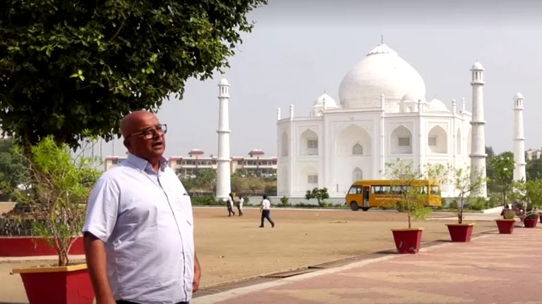 Pria memiliki replika Taj Mahal yang dibangun untuk istri