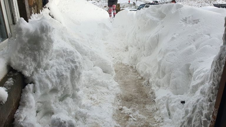 El gerente del pub dijo que nevaba alrededor de 9 pies en algunos lugares