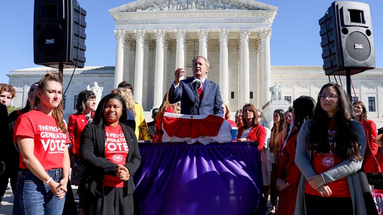 Le procureur général du Texas, Ken Paxton, s'adresse à une foule de partisans anti-avortement devant la Cour suprême des États-Unis