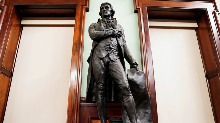 مجسمه‌ای از توماس جفرسون، رئیس‌جمهور سابق ایالات متحده، در تالار شهر پس از رأی‌گیری برای برداشتن آن در منطقه منهتن نیویورک، نیویورک، ایالات متحده آمریکا، ۱۹ اکتبر ۲۰۲۱ به تصویر کشیده شد. رویترز / کارلو آلگری