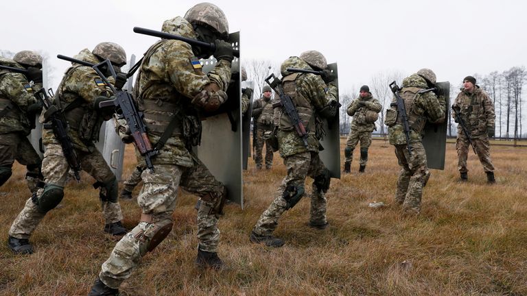 Medlemmer av den ukrainske statsgrensevakten vil delta på et treningskurs nær grensen til Hviterussland og Polen i Volyn-regionen i Ukraina 16. november 2021.  REUTERS / Gleb Garanich TPX IMAGES DU DAY