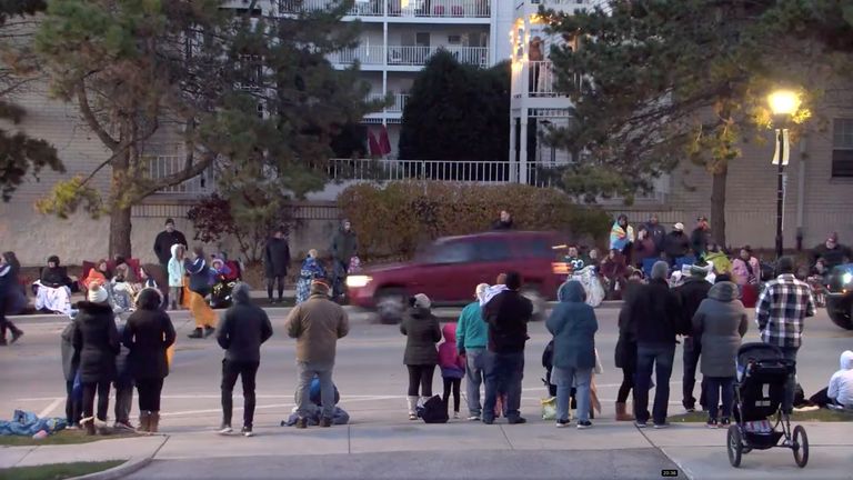 در این تصویر ثابت که از ویدئویی در شبکه‌های اجتماعی در 21 نوامبر 2021 گرفته شده است، یک جیپ قرمز از میان جمعیت عبور می‌کند و سپس با جمعیت در یک رژه کریسمس در ووکشا، ویسکانسین، ایالات متحده تصادف می‌کند. عکس: CITY OF WAUKESHA / Facebook