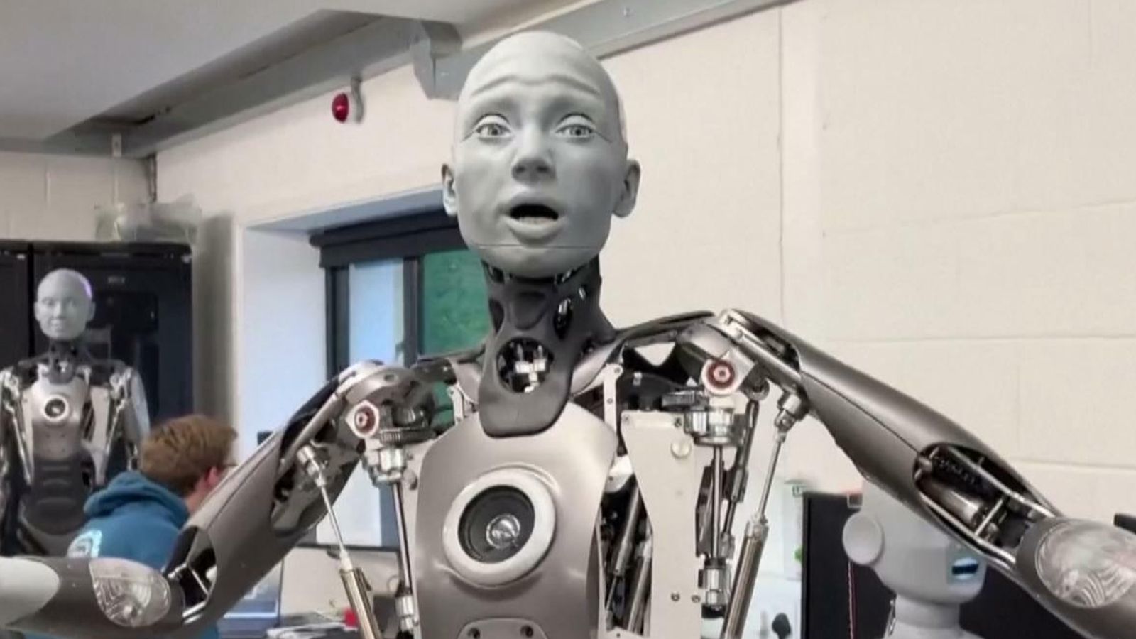 efter skole Mart strømper Video: £100k Robot displays life-like facial expressions and 'could go to  meetings' | Science & Tech News | Sky News