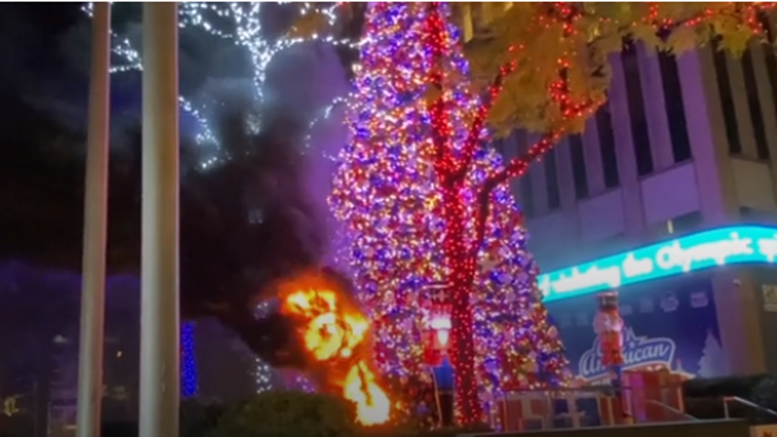 Uomo accusato di aver dato fuoco a un albero di Natale di 50 piedi fuori dal quartier generale di Fox News a Manhattan |  Notizie dagli Stati Uniti