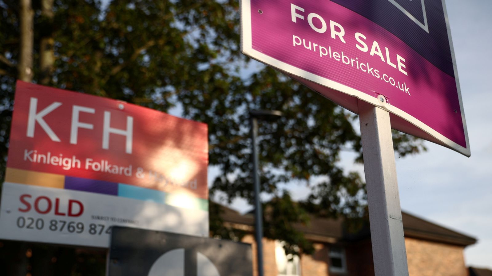 Les emprunts hypothécaires chutent de 36 % alors que le marché du logement commence à se refroidir |  Actualité économique
