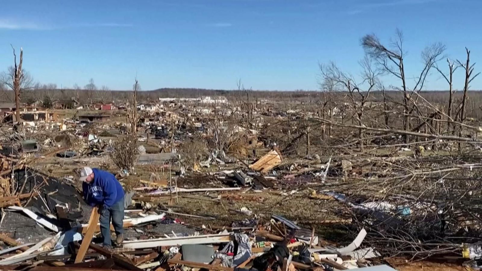Video Survivors of Kentucky tornadoes salvage belongings World News Sky News