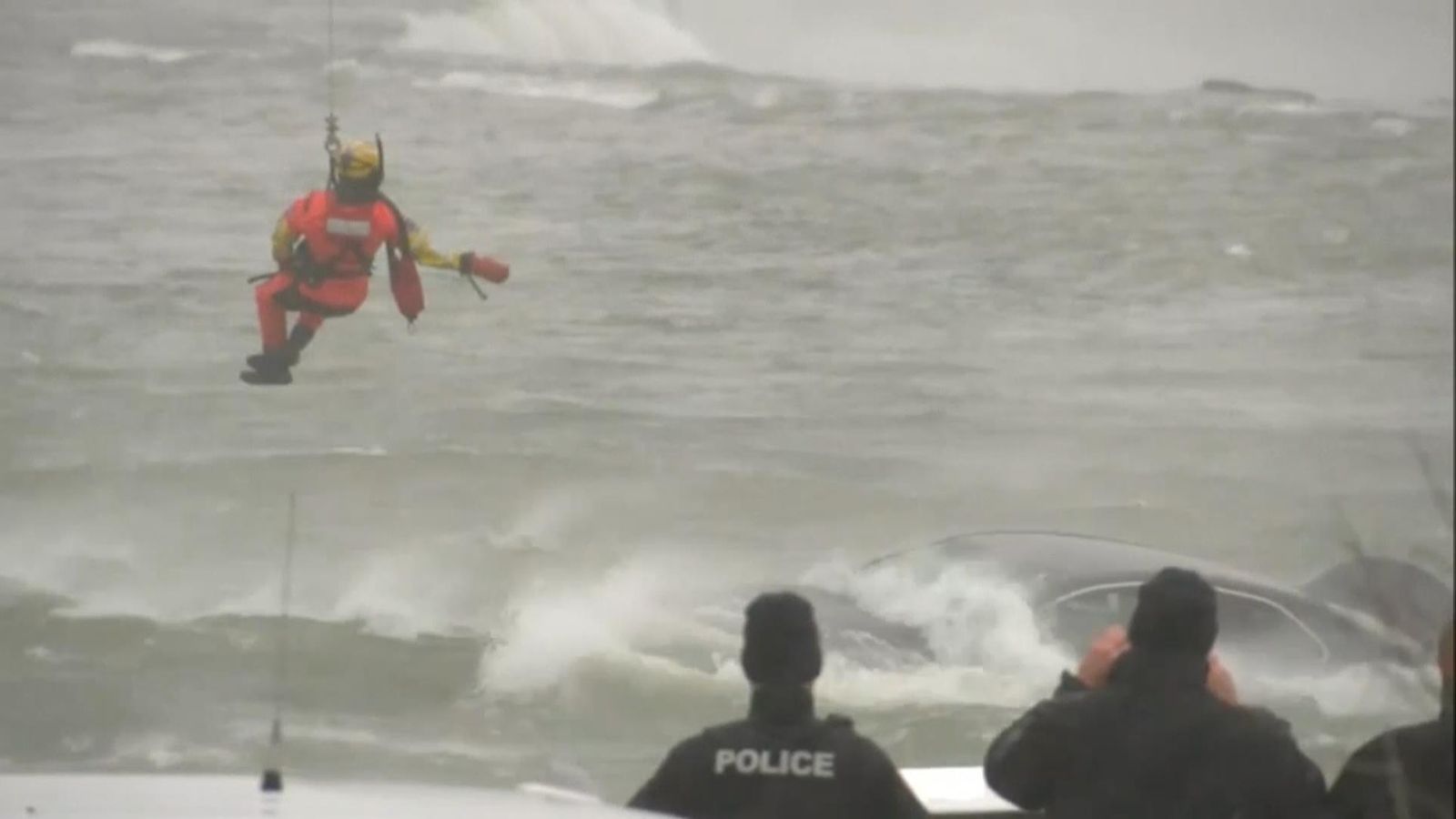 Video Rescue attempt after car plunges into Niagara Falls rapids US