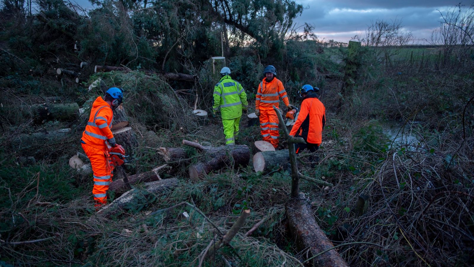 Badai Arwen: Lebih dari 10.000 rumah masih tanpa listrik setelah ‘kerusakan dahsyat’ pada jaringan listrik |  Berita Inggris