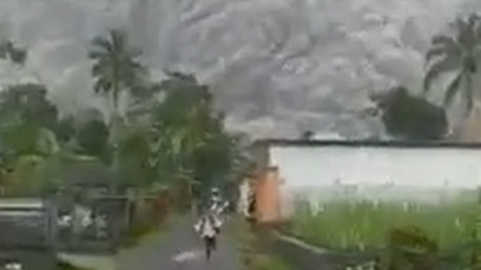 Letusan gunung berapi di Indonesia menyebabkan satu orang tewas dan puluhan lainnya terluka saat Gunung Semeru mengirimkan awan abu setinggi 50.000 kaki ke udara |  Berita Dunia