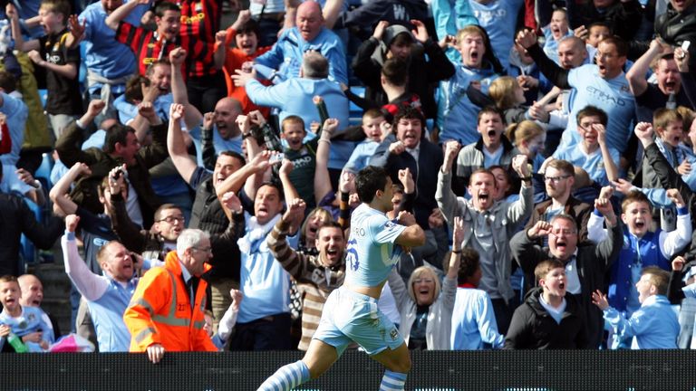 Photo du dossier datée du 13-05-2012, Sergio Aguero de Manchester City célèbre le troisième but.  93.20 - Heure de son but le plus célèbre de City - leur vainqueur du temps d'arrêt contre QPR pour décrocher le titre de Premier League lors de la dernière journée de la saison 2011-12.  Date d'émission : mercredi 15 décembre 2021.