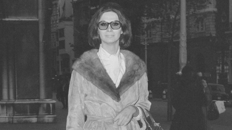 او در سال 1963 با آرتور کامرون کوربت ازدواج کرد