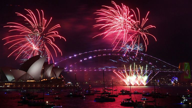 تبدو أستراليا العام الجديد مع الألعاب النارية الرائعة فوق دار أوبرا سيدني وجسر هاربور