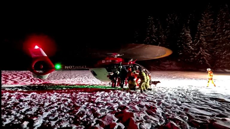 بهمن اسکی بازان را در یک تور اسکی در اتریش می کشد عکس از ویدئو رویترز
