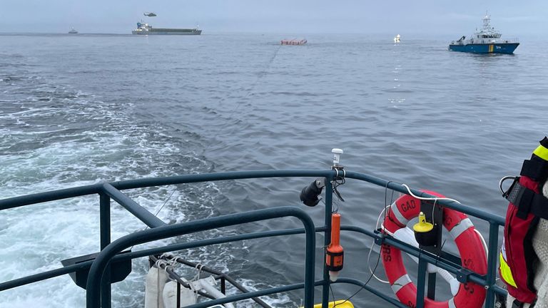 پس از برخورد دو کشتی باری در جزیره بورنهولم دانمارک در دریای بالتیک، یک امدادگر طی عملیاتی، در 13 دسامبر 2021، تصویر یک امدادگر به تصویر کشیده شده است. یوهان مارتنسون / انجمن نجات دریایی سوئد / توزیع برای رویترز این تصویر ارائه شده است.  بدون آرشیو.  بازتاب اجباری اعتبار - اضافه کردن خط خطی
