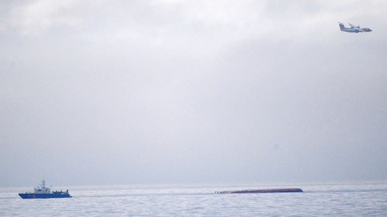 تصویر کشتی باری دانمارکی Karin Hoej پس از برخورد با کشتی باری بریتانیایی Scot Carrier، بین Ystad و Bornholm، در دریای بالتیک، 13 دسامبر 2021 واژگون شده است. خبرگزاری TT / یوهان نیلسون از طریق رویترز یادداشت سردبیر  سوئد خارج.  بدون فروش تجاری یا تحریریه در سوئد.