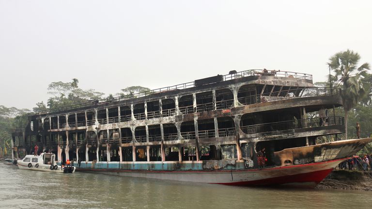 یک کشتی مسافربری سوخته در سواحل منطقه جالوکاتی در رودخانه سوگاندا در بنگلادش در روز جمعه، 24 دسامبر 2021 لنگر انداخته است. مقامات آتش سوزی بنگلادش می گویند حداقل 37 مسافر در آتش سوزی بزرگی که رخ داد، کشته و تعداد زیادی زخمی شده اند. از طریق کشتی در امتداد رودخانه سوگاندا جنوبی.  آتش سوزی حدود ساعت 3 بامداد روز جمعه در یک کشتی پر از 800 مسافر رخ داد.  عکس: AP