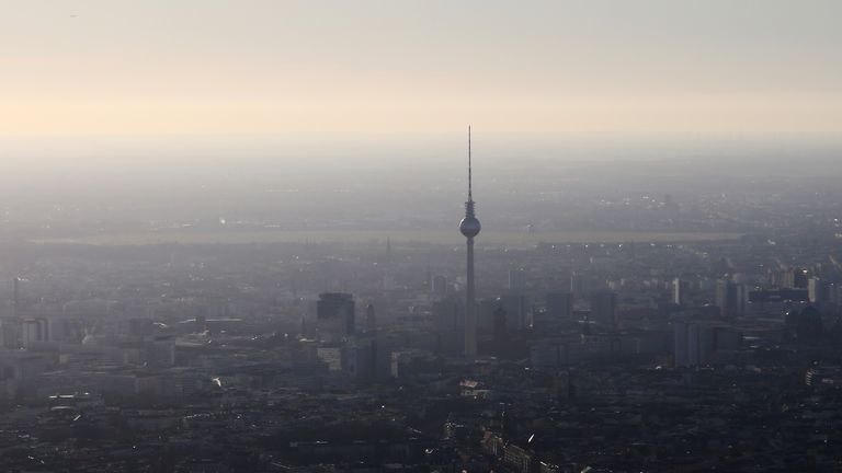 Les fans de musique techno voyagent toujours à Berlin du monde entier.  Fichier photo