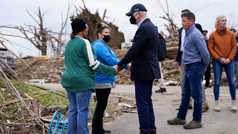 رئیس جمهور جو بایدن در حالی که آسیب گردباد و شرایط آب و هوایی شدید در داوسون اسپرینگز، کنتاکی، چهارشنبه، 15 دسامبر 2021 را بررسی می کند، با مردم صحبت می کند (عکس آسوشیتدپرس / اندرو هارنیک)