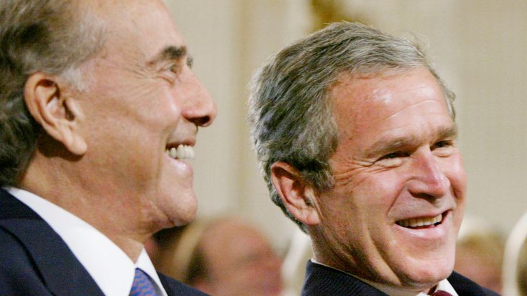 Le président Bush est assis avec Bob Dole lors d'une cérémonie en 2002 en l'honneur du USA Freedom Corps.  Photo : Reuters
