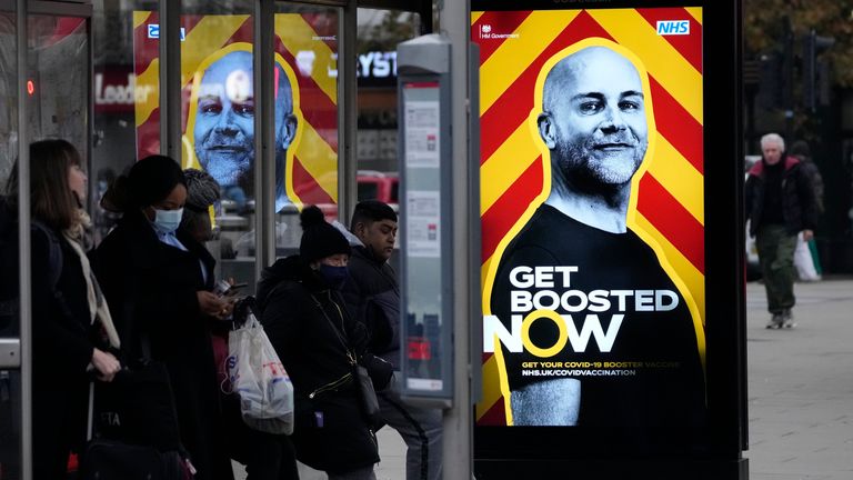 یک پوستر دولتی در یک ایستگاه اتوبوس در لندن مردم را تشویق می‌کند که یک تقویت کننده دریافت کنند