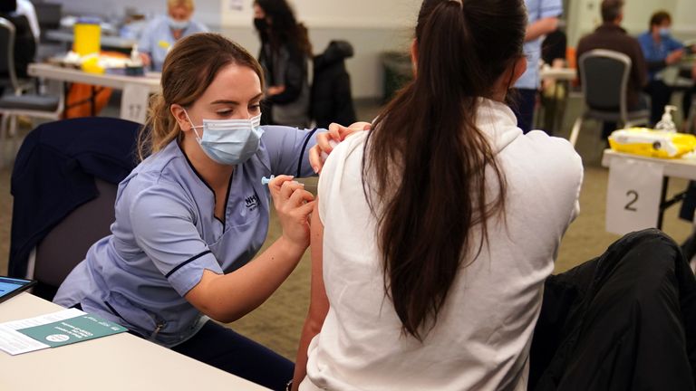 Les gens reçoivent un vaccin dans un centre de vaccination de rappel COVID-19 au centre de vaccination de Hampden Park à Glasgow.  Photo date : mercredi 29 décembre 2021