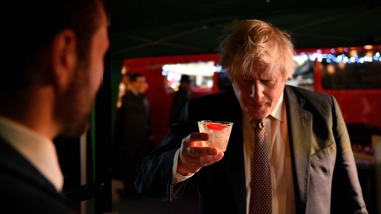 Le Premier ministre Boris Johnson réagit en goûtant un Isle of Harris Gin