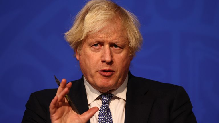 Le Premier ministre Boris Johnson s'exprimant lors d'une conférence de presse à Downing Street à Londres après que les ministres se soient réunis pour envisager d'imposer de nouvelles restrictions en réponse à l'augmentation des cas et à la propagation de la variante Omicron.  Photo date : mercredi 8 décembre 2021.