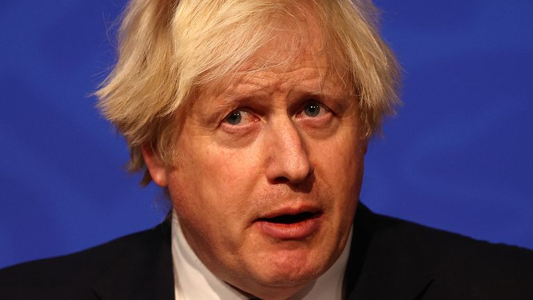 CoronavirusLe Premier ministre Boris Johnson s'exprimant lors d'une conférence de presse à Downing Street à Londres après que les ministres se soient réunis pour envisager d'imposer de nouvelles restrictions en réponse à l'augmentation des cas et à la propagation de la variante Omicron.  Photo date : mercredi 8 décembre 2021.