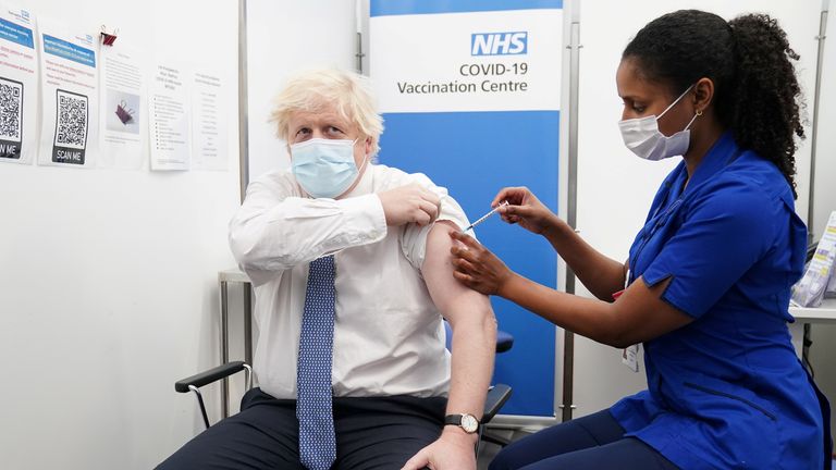Le Premier ministre britannique Boris Johnson reçoit son rappel de vaccination contre le coronavirus à l'hôpital St Thomas de Londres, en Grande-Bretagne, le 2 décembre 2021. Paul Edwards/Pool via REUTERS