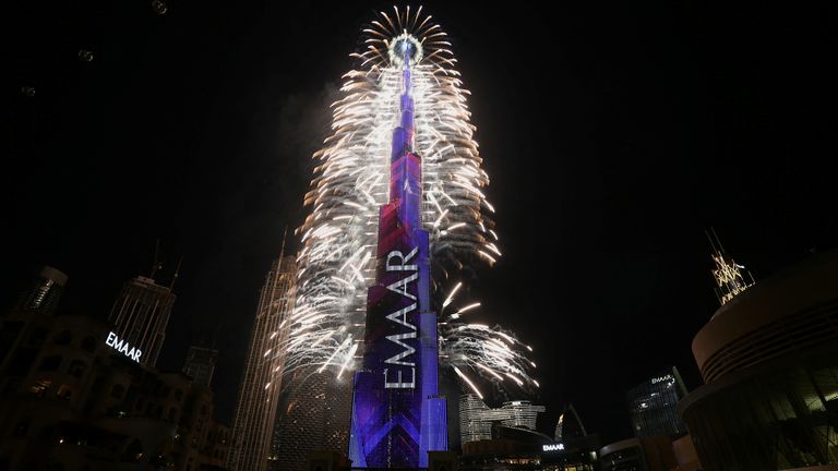 ブルジュハリファの超高層ビルで花火大会が開催されました 