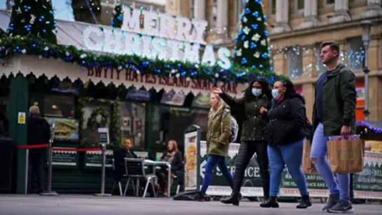 خریداران کریسمس در مرکز شهر کاردیف قدم می زنند، جایی که به مردم گفته شده است برای محدودیت های بیشتر در هفته های آینده آماده شوند.